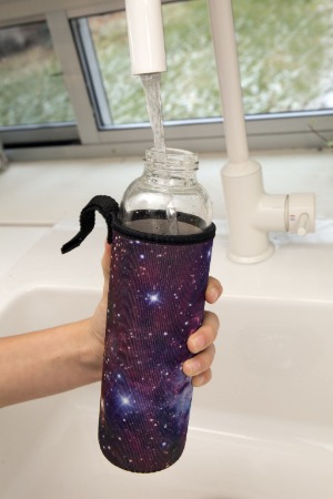 Flašica za vodu sa neoprenskom futrolom-svemir